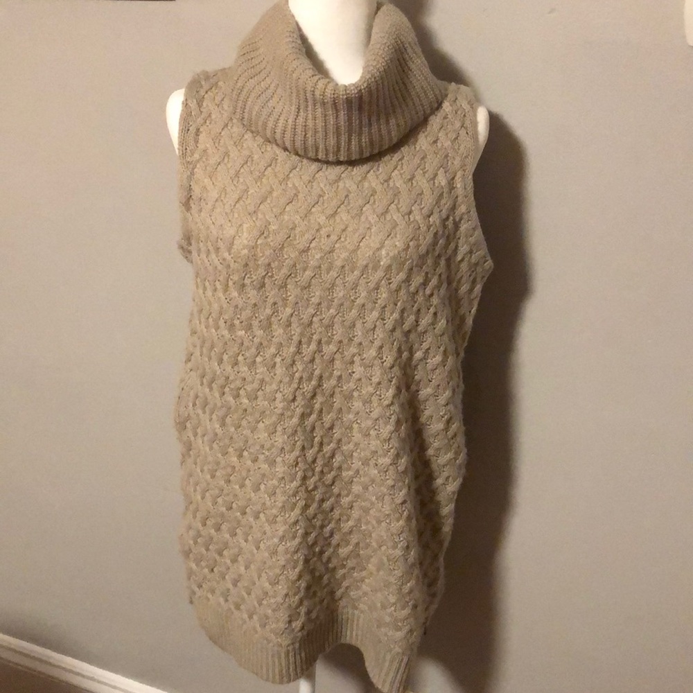 Beautiful sleeveless sweater EUC
